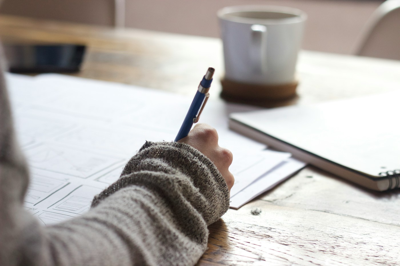Notebook and papers on a desk, illustrating the preparation of a clear complaint and supporting evidence