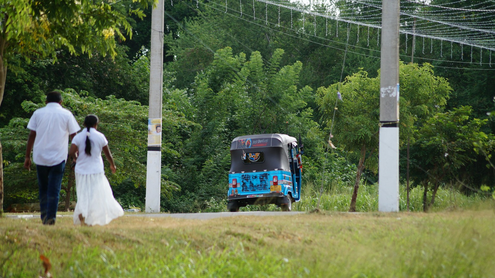 දික්කසාද ක්‍රියාවලියේදී පවුල් සම්බන්ධතා සහ නීතිමය තීරණ පිළිබඳව සිතීමට උපකාරී වන ඡායාරූපයක්